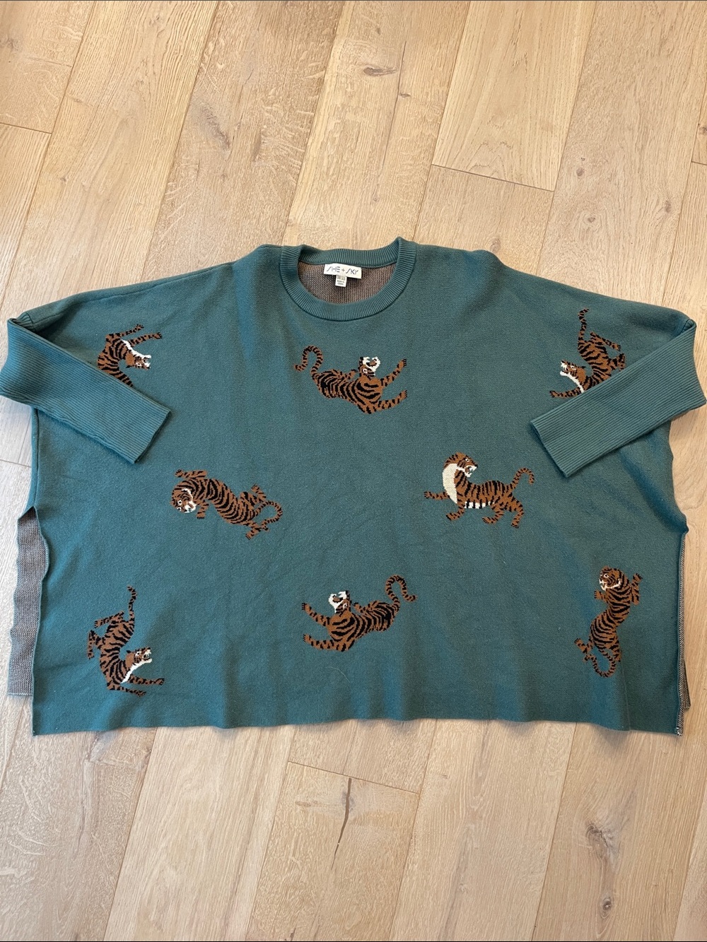 She + Sky Crewneck Sweater with Tiger prints one size